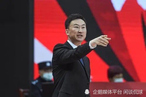 杰昆·菲尼克斯在photocall环节背头 华裔演员奥卡菲娜加盟环球怪兽片《伦菲尔德》 2021-12-02 讲述吸血鬼故事的《伦菲尔德》，再度确定了新演员的加盟。