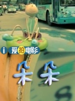 鲁妮·玛拉白色吊带礼服优雅迷人。